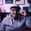Ess sou eu! Foto do Bruno Germano em seu escritĂłrio segurando o Ăłculos.